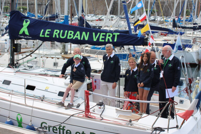 Photo du baptême du bateau du ruban vert